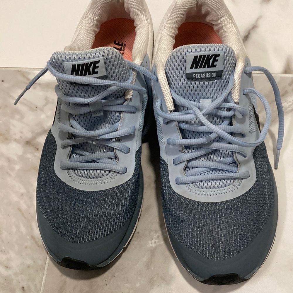 Womans Nike Pegasus 30 sneakers